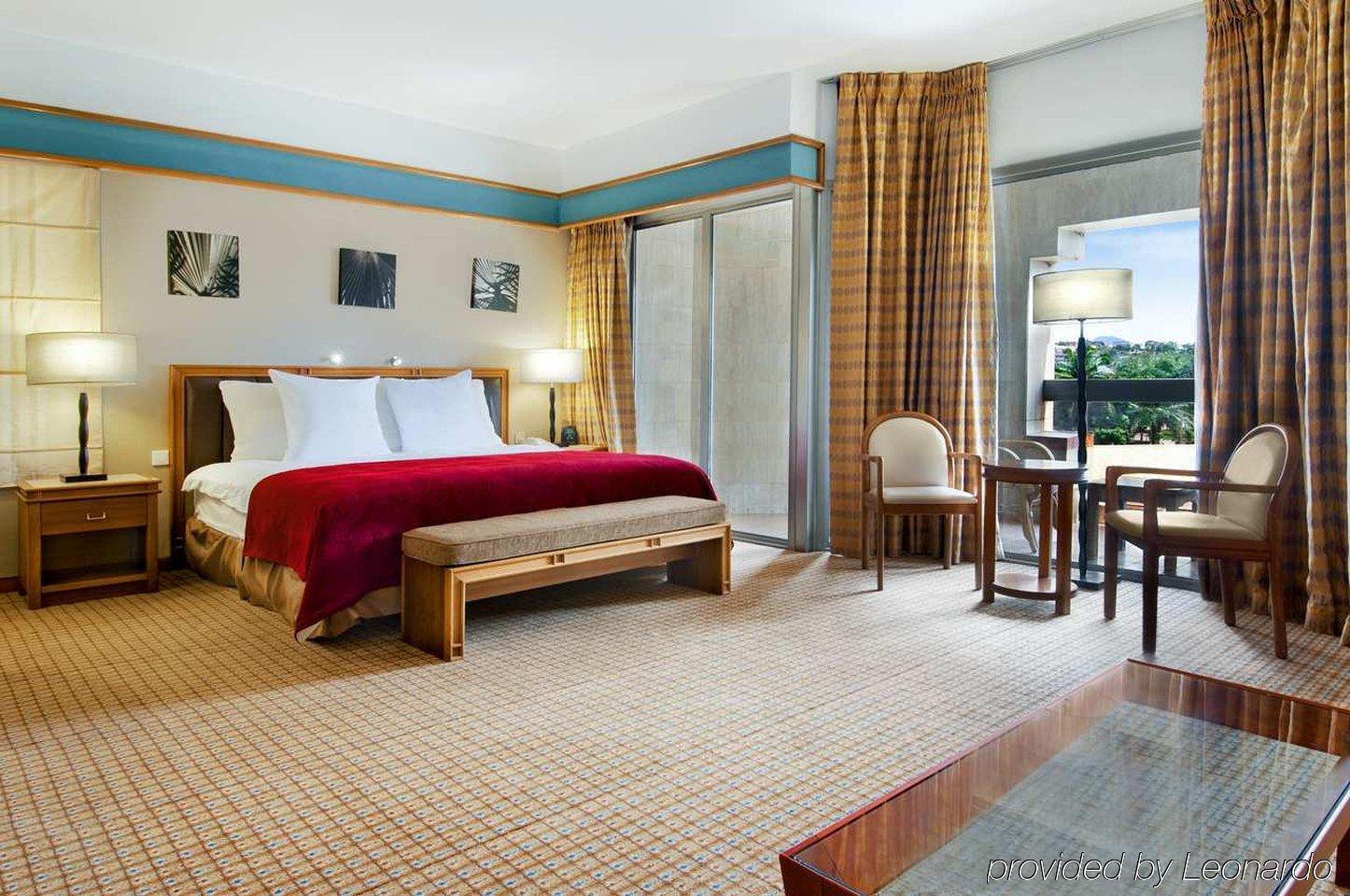 Hilton Yaounde Hotel Bilik gambar